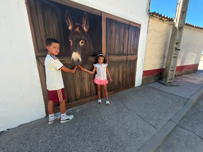 Niños Simulando Dar De Comer Al Burro Pintado Por El Artista Daniel Martín
