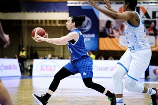 Silvia da un pase ante Szekszard / FOTO FIBA