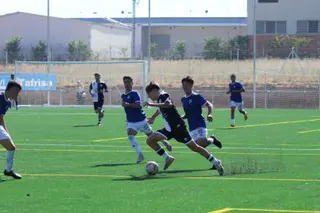 Astu, jugador del Liga Nacional de Unionistas, ante el Burgos CF | FOTO ANDREA MATEOS