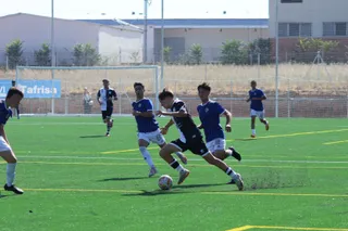 Astu, jugador del Liga Nacional de Unionistas, ante el Burgos CF | FOTO ANDREA MATEOS