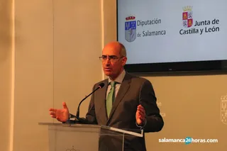 Javier Iglesias entrega diplomas a los participantes en las Acciones de Formación y Empleo5