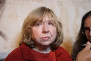 Svetlana Alexiévich reivindica el poder de la literatura en tiempos de autoritarismo y retroceso democrático