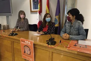 La alcaldesa de Peñaranda, Carmen Ávila, ha presentado el programa VIVE junto a la concejala de Cultura y la monitora de la iniciativa