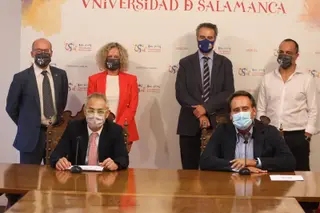 Ricardo Rivero, rector de la USAL, y Jorge Recio, presidente de Perfumerías Avenida, en la firma del acuerdo