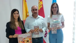 Miryam Tobal, el alcalde Ventura Recio y la concejala de cultura Pilar Cruz