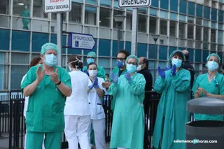 Profesionales sanitarios aplauden a las puertas del Virgen de la Vega durante el primer estado de alarma