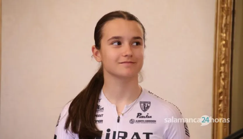 Carlos García Carbayo, recibe a Vega Iglesias, campeona de España de ciclismo en categoría infantil