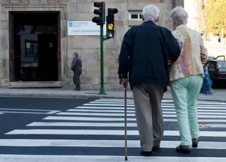 Ancianos de paseo. Archivo.