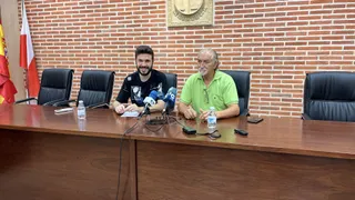 El concejal de Festejos, Daniel Cifuentes, y el alcalde, Antonio Méndez, en la presentación del programa festivo