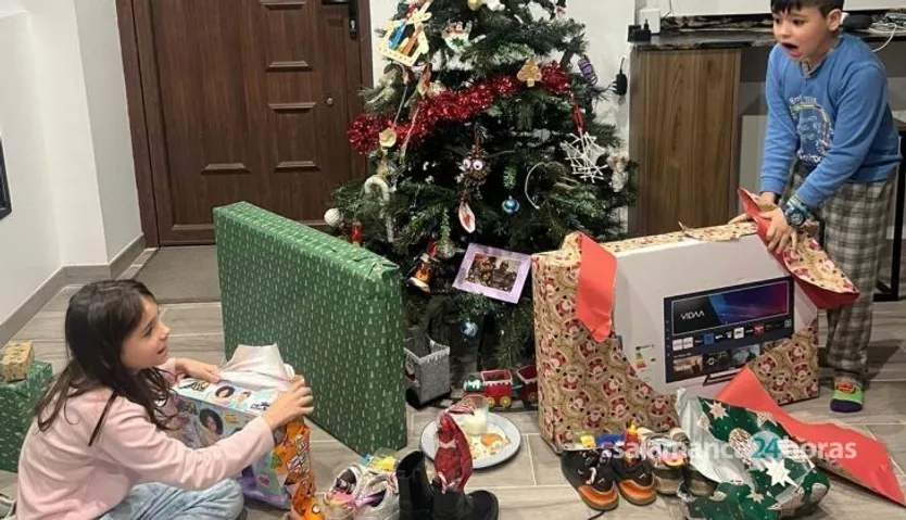 Mara e Ian desde Arabayona abriendo los regalos de Papá Noél en la Navidad de 2024