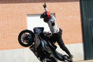 Calvarrasa abajo. Show motero con Cuadrado Scrunt.