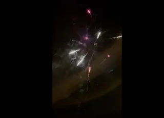 VÍDEO | Festejan el fin del estado de alarma lanzando una traca de cohetes en la plaza del Campillo