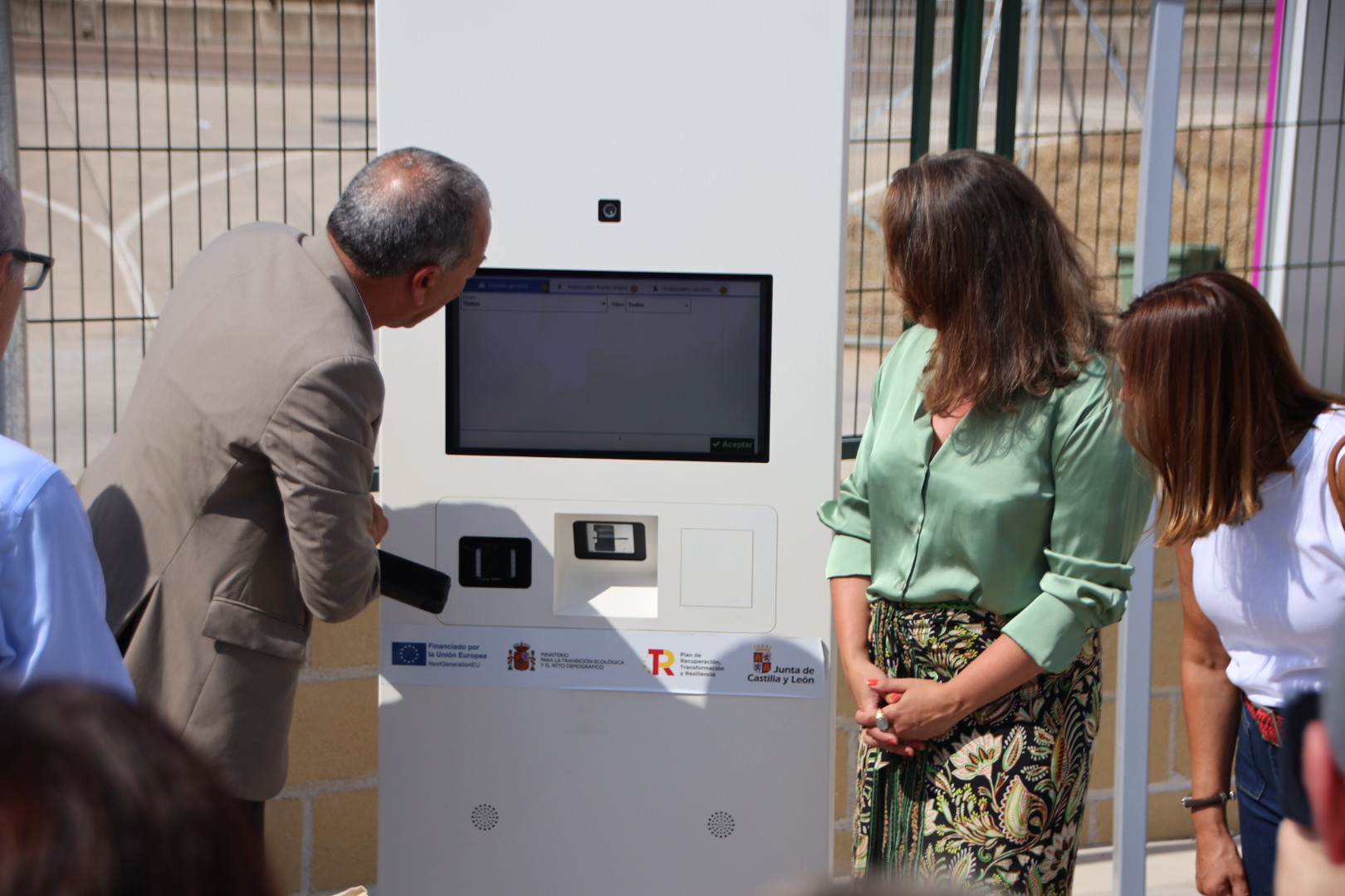 La Consejera De Medio Ambiente Y Energ&iacute;a, Mar&iacute;a Gonz&aacute;lez Corral, Visita El Nuevo Punto Limpio De Villamayor (16)
