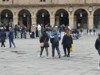 Gente y turistas paseando y haciendo turismo por Salamanca