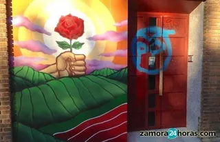 Pintan el logo del PP en la fachada del PSOE