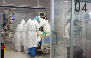 Un paciente con Covid 19 es atendido en la UCI