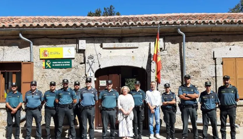 La subdelegada del Gobierno en Salamanca, Encarnación Pérez durante la visita al puesto de la Guardia Civil de La Alberca