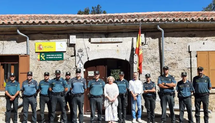 La subdelegada del Gobierno en Salamanca, Encarnación Pérez durante la visita al puesto de la Guardia Civil de La Alberca