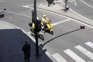 Protesta motorizada de los trabajadores de Correos por las calles de Salamanca