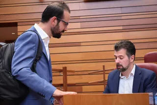 Foto de archivo en las Cortes en la que se puede ver a Luis Tudanca y a Ángel Hernández. PSOE | EP