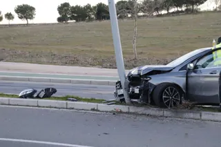 Un coche se empotra contra una farola en Villamayor (1)