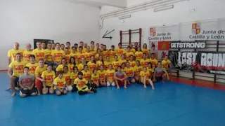 Sesenta kickboxers participan en un campus en Llano Alto