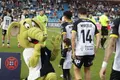 La mascota de Unionistas choca la mano con una niña antes del partido.