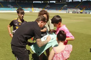 Iker Muniain firma una camiseta en el estadio Helmántico.