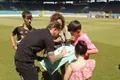 Iker Muniain firma una camiseta en el estadio Helmántico.