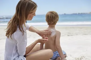 Aplicación de la crema solar en la playa. Foto EP