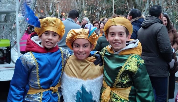 Los Pajes Reales ya se dejan ver en las carrozas de la Cabalgata de Reyes 2025