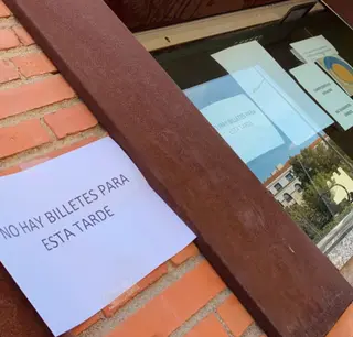 Cartel colgado en La Glorieta este domingo