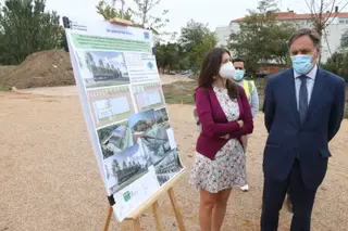 El alcalde de Salamanca, Carlos García Carbayo, visita el inicio de las obras de construcción de la Lonja Agroalimentaria.