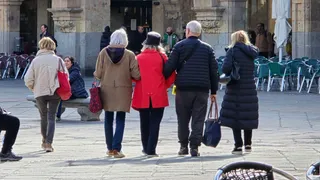 Gente pasenado por las calles de Salamanca en otoño | Andrea Mateos
