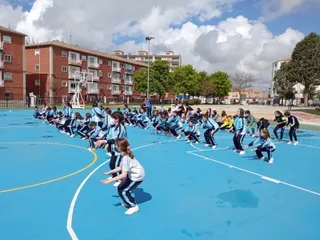 Alumnos del Colegio La Encarnación de Peñaranda realizando educación física en un parque de la localidad