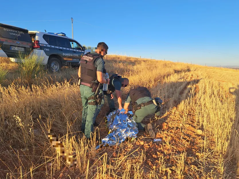 Los agentes de la Guardia Civil prestaron una primera asistencia médica a la persona desaparecida