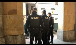 Policía Nacional y Guardia Civil en la Audiencia en una foto de archivo.