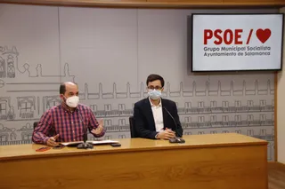 José Luis Mateos, acompañado José María Collados, presenta una iniciativa que el PSOE llevará al próximo Pleno del Consistorio