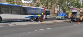 Arde un autobús interurbano de Avanza en el Paseo de San Vicente