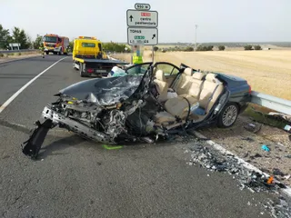 Una herida en una aparatosa colisión frontal entre un turismo y un camión en la N-630, en Valdunciel