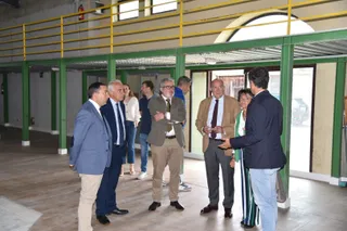 El consejero Jesús Julio Carnero visita la rehabilitación del antiguo mercado de abastos de Vitigudino