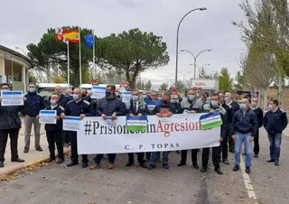 Concentración en el CP Topas en repulsa de la agresión sufrida por el Jefe de Servicios en Cuenca. Foto TampmTopas.
