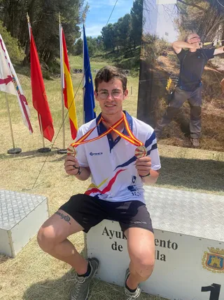 Carlos Iglesias posa con sus dos medallas