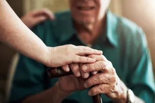 Una cuidadora con un anciano | Infosalus | Europa Press
