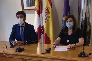 La alcaldesa de Peñaranda y el portavoz municipal durante la presentación de las propuestas para presupuestos participativos