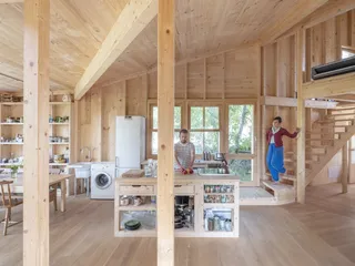 El arquitecto Jesús Ágreda en la cocina del proyecto seleccionado por CSCAE