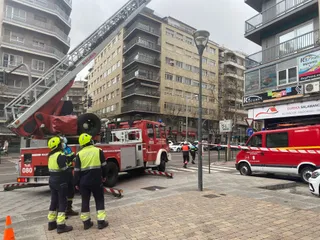 Bomberos de Salamanca acuden a un edificio de la plaza de Gabriel y Galán tras un desprendimiento de cornisa