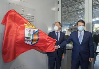 Alfonso Fernández Mañueco y Carlos García Carbayo participan en el acto de clausura del centro de vacunación masiva del Pabellón Multiusos 'Sánchez Paraíso' | FOTO ICAL
