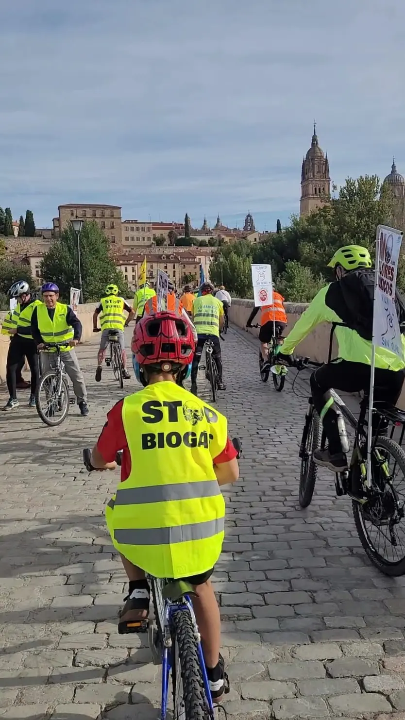 Marcha en bicicleta para protestar contra los malos olores desprendidos de la fábrica de grasas de Gudino