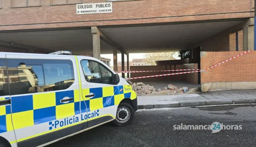 Muro destrozado por un coche que se dio a la fuga 